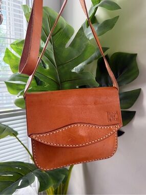 Classic Cognac Leather Messenger Bag with Contrast Stitching